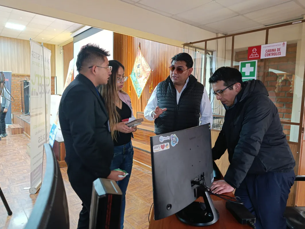 David Morales Vega iniciando seminario Tu Carrera Global en AIESEC Bolivia septiembre 2025