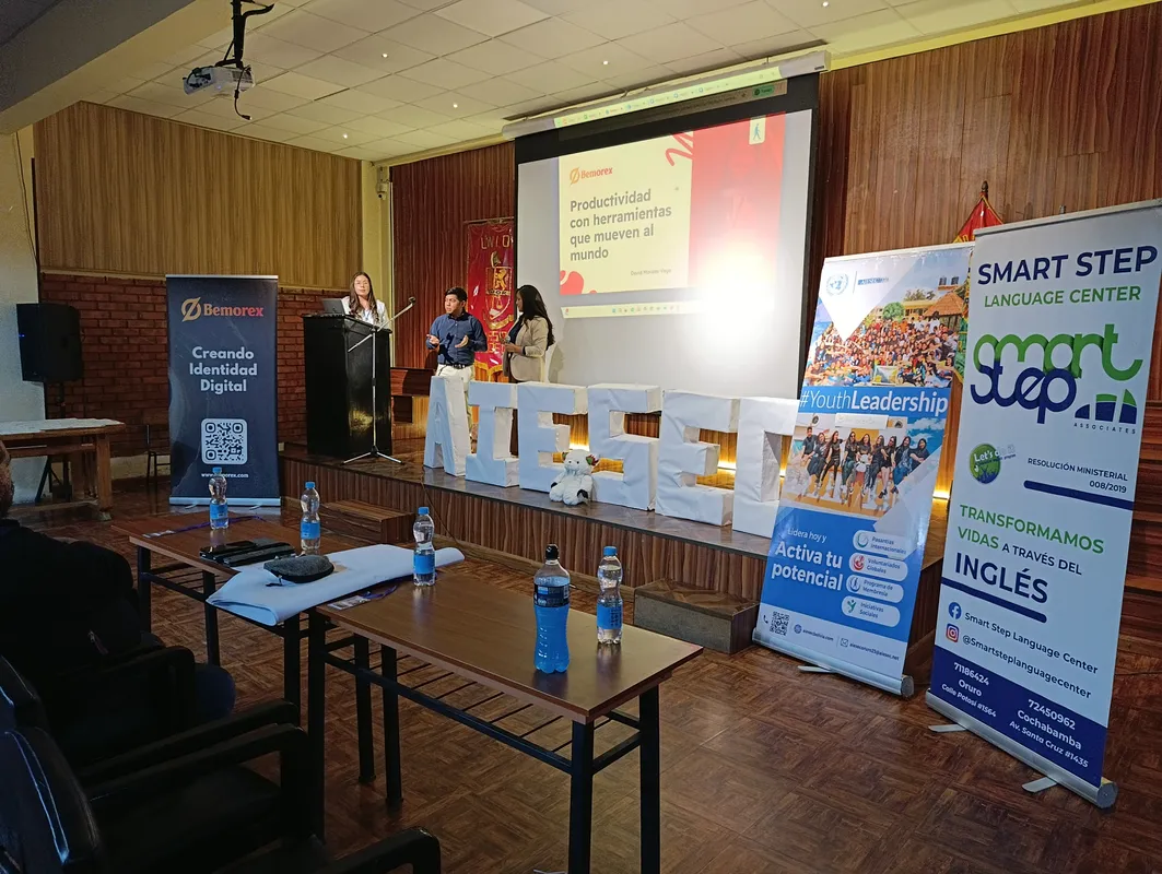 David Morales Vega presentando estrategias de IA generativa para branding personal