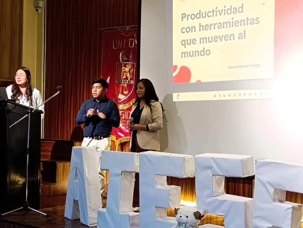 David Morales Vega explicando marketing digital y presencia online en AIESEC