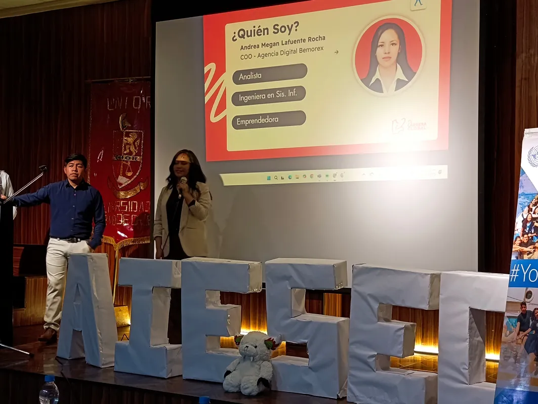 David Morales Vega ante audiencia de jóvenes profesionales bolivianos en evento AIESEC