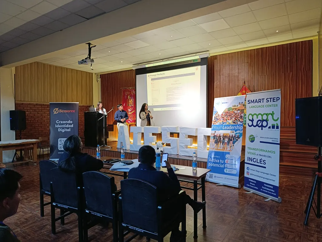 David Morales Vega con participantes tomando notas sobre oportunidades laborales globales