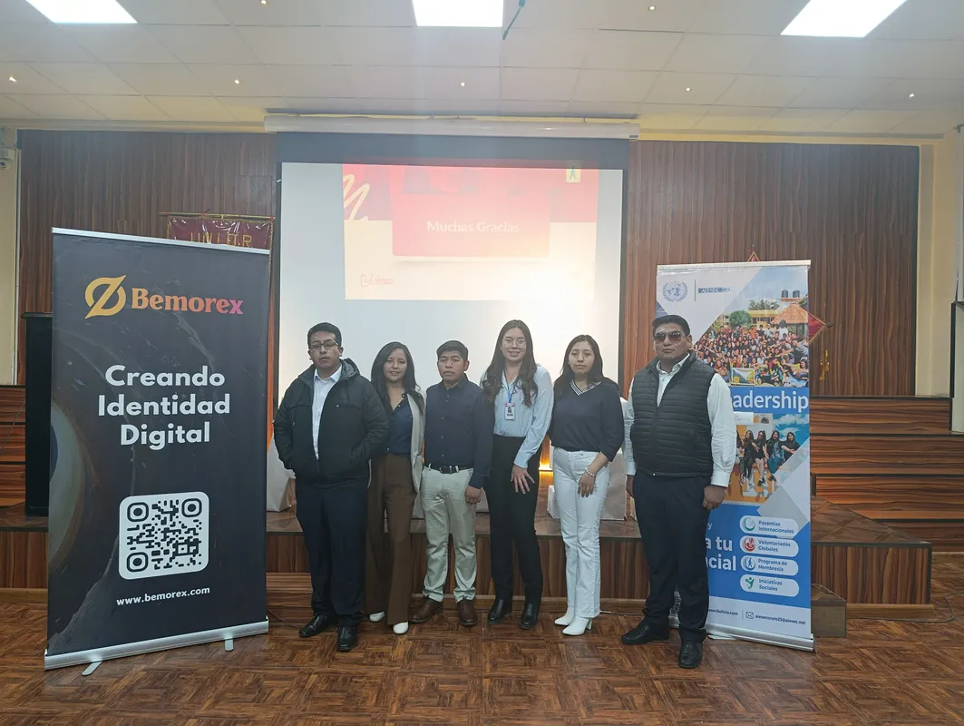 David Morales Vega dando reconocimiento a participantes destacados del seminario