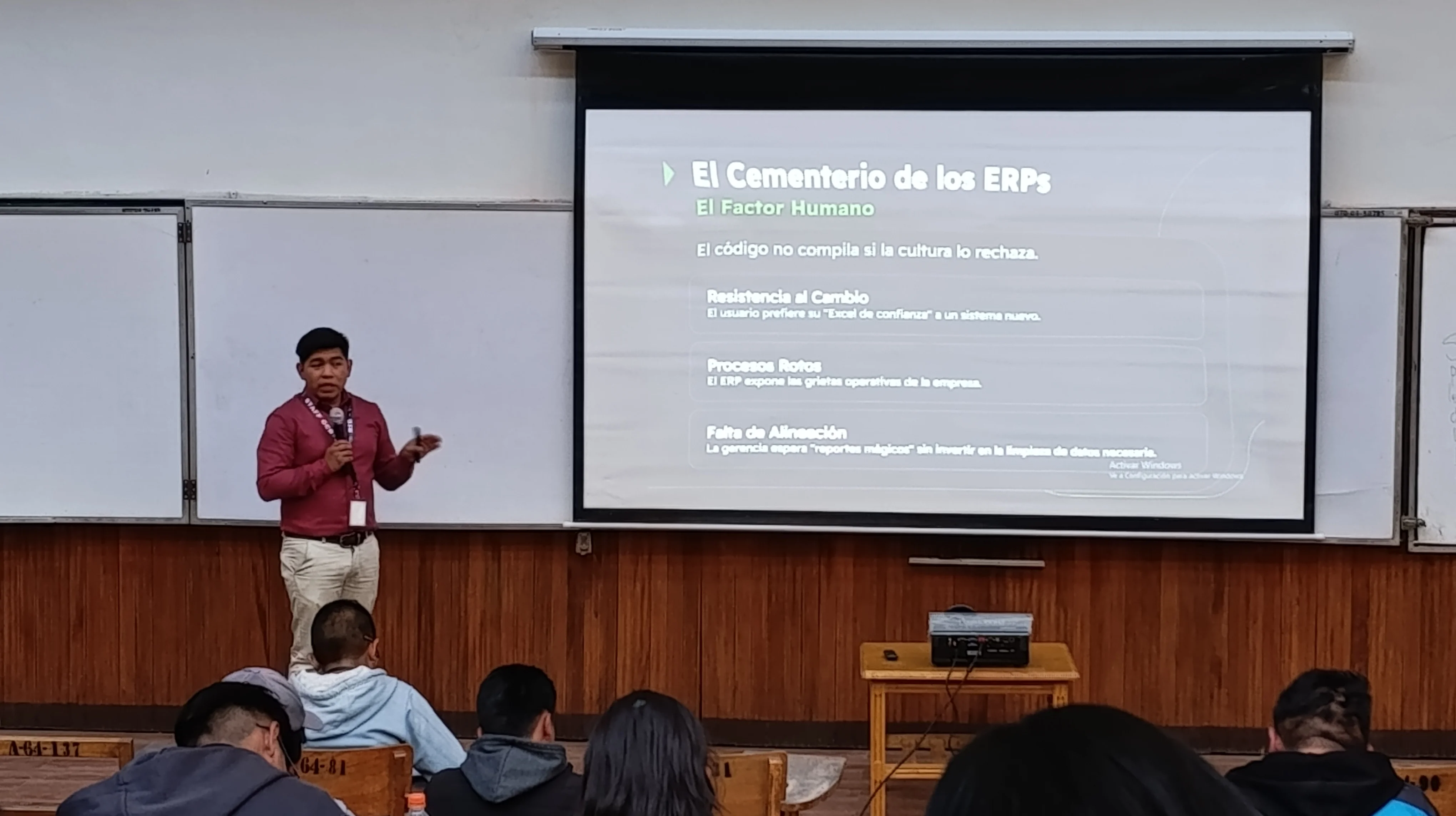 David Morales Vega presentando arquitectura de sistemas empresariales en CCBOL 2025 Bolivia