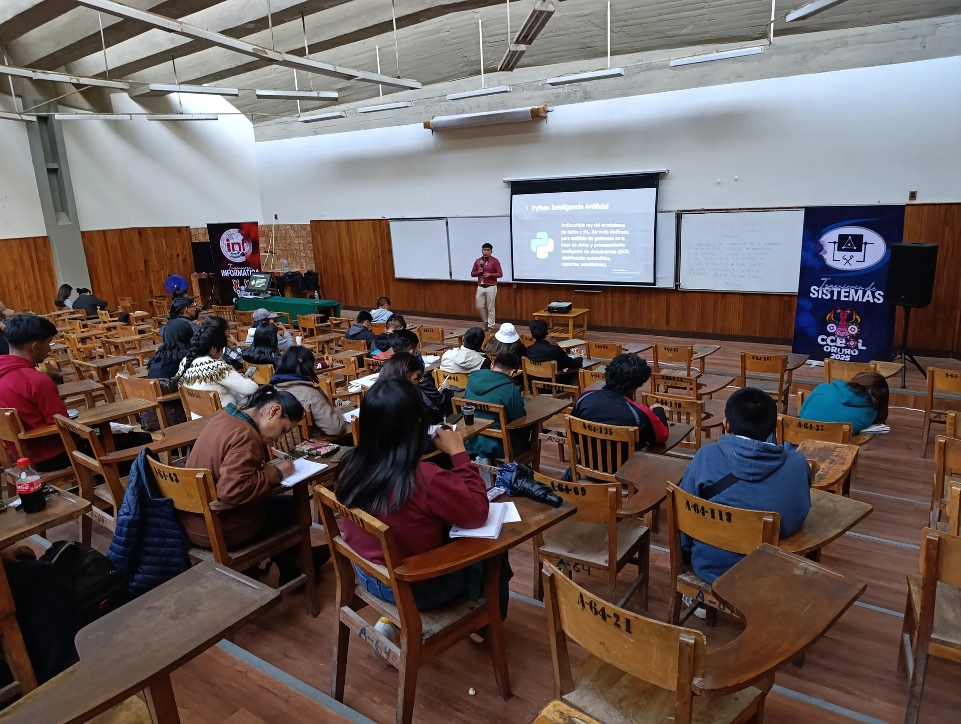 David Morales Vega mostrando diagramas de arquitectura hexagonal en CCBOL 2025