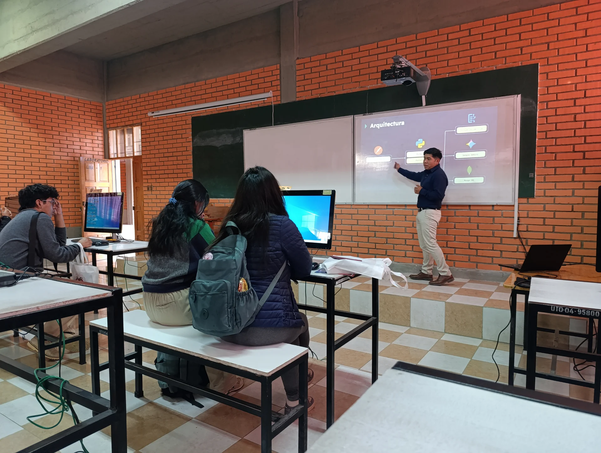 David Morales Vega enseñando desarrollo de aplicaciones con inteligencia artificial y FastAPI