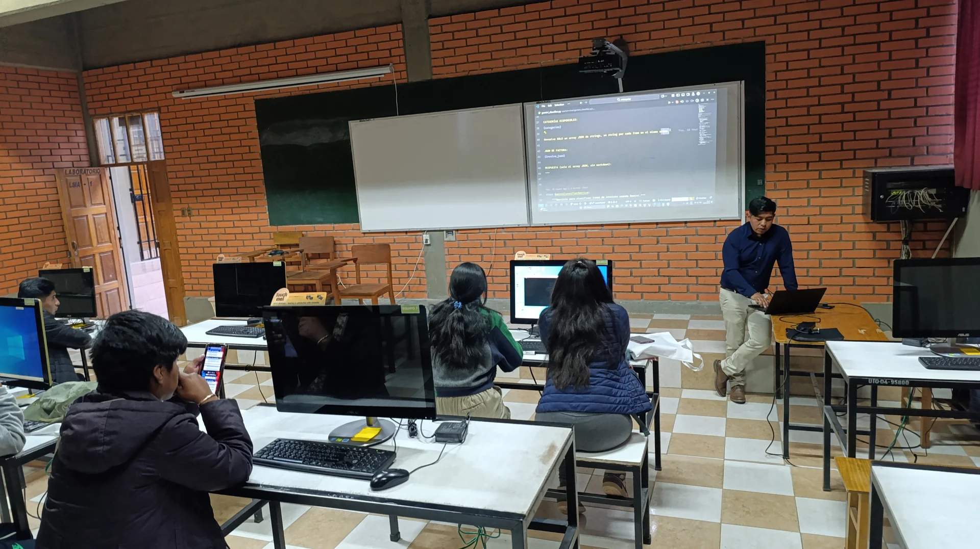 David Morales Vega demostrando prompt engineering y microservicios en congreso CCBOL