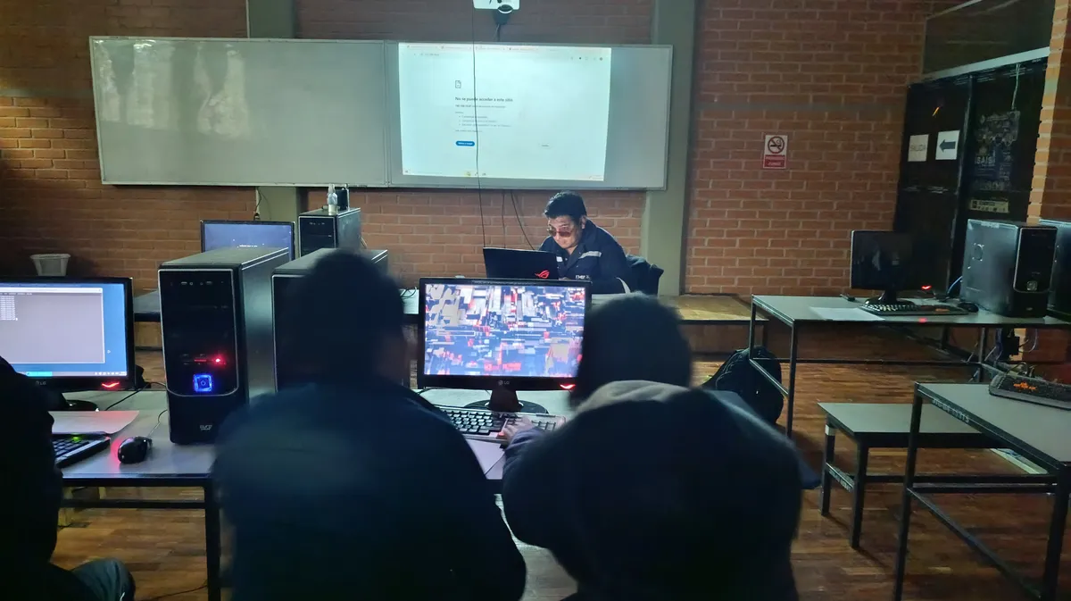 David Morales Vega inaugurando laboratorio FNI Go en la Facultad Nacional de Ingeniería UTO