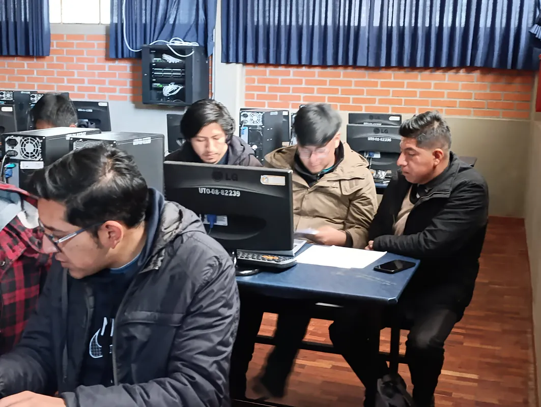 David Morales Vega con estudiantes bolivianos aprendiendo desarrollo web profesional