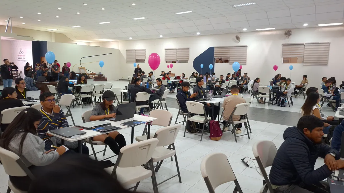 David Morales Vega iniciando evento NgShe Cochabamba para mujeres desarrolladoras