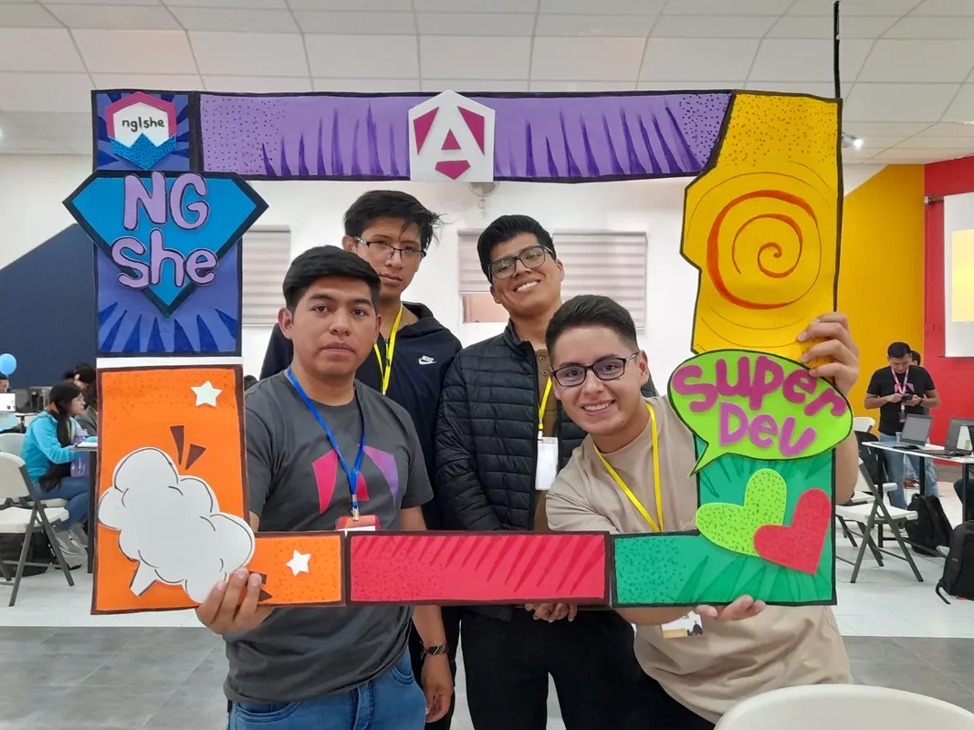 David Morales Vega con mujeres bolivianas aprendiendo desarrollo web con Angular