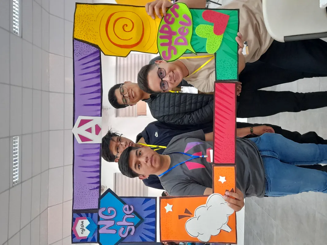 David Morales Vega en ambiente inclusivo de aprendizaje tech para mujeres