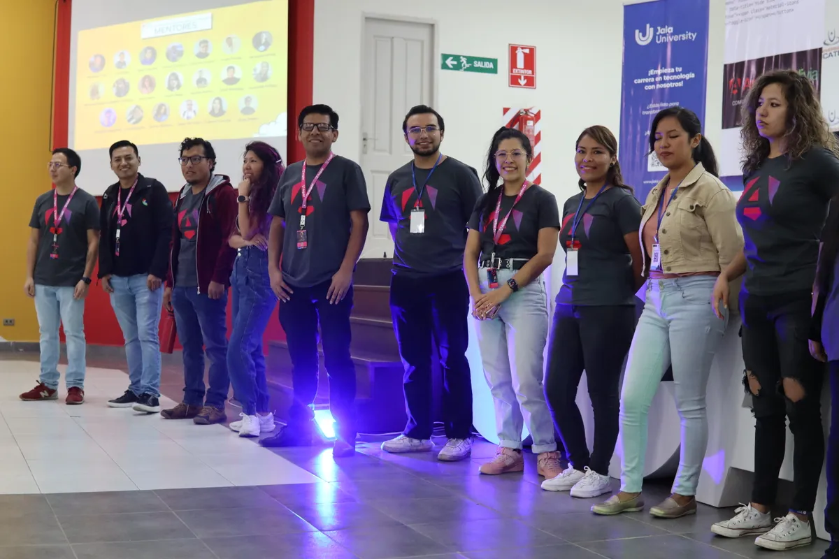 David Morales Vega en sesión de mentoría técnica con desarrolladoras junior