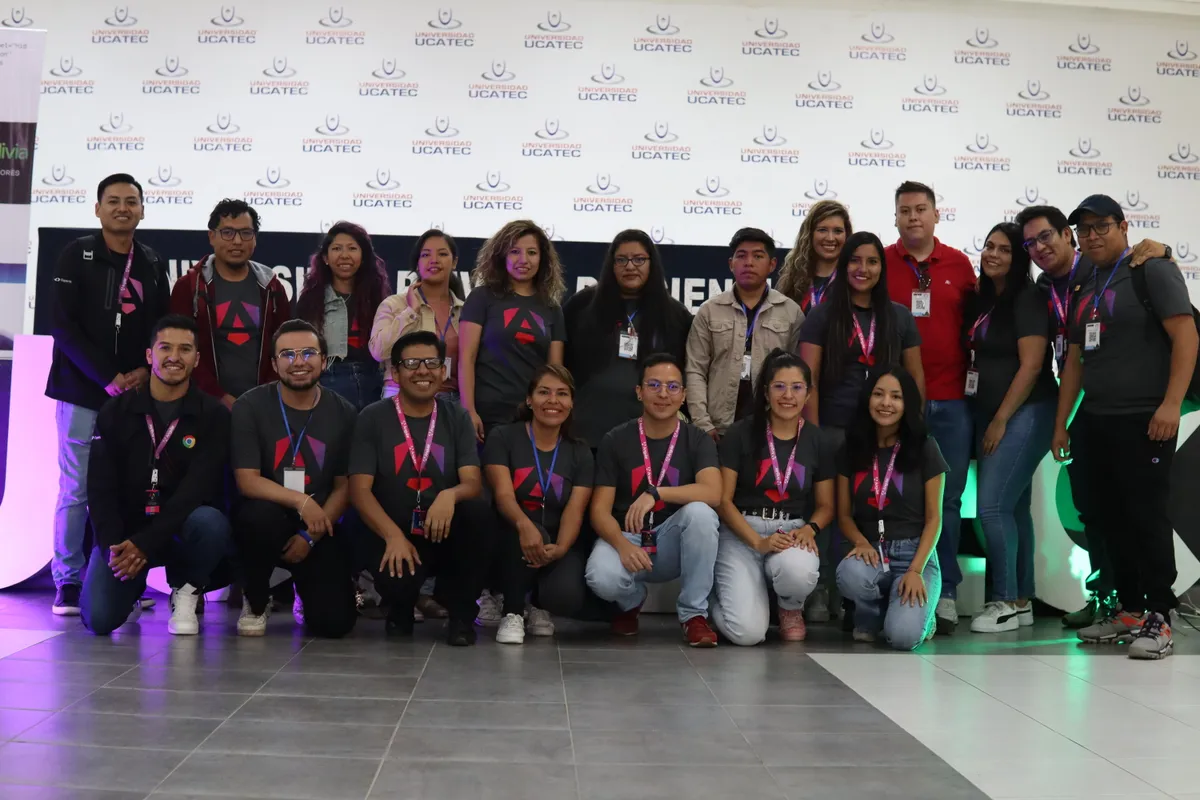 David Morales Vega supervisando desarrollo de proyectos en equipo NgShe