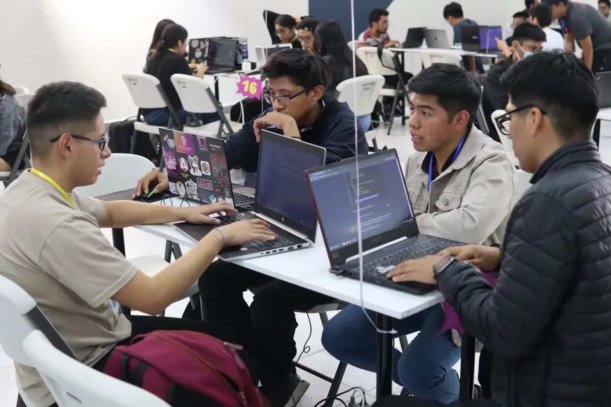 David Morales Vega en sesión de pair programming en el programa NgShe