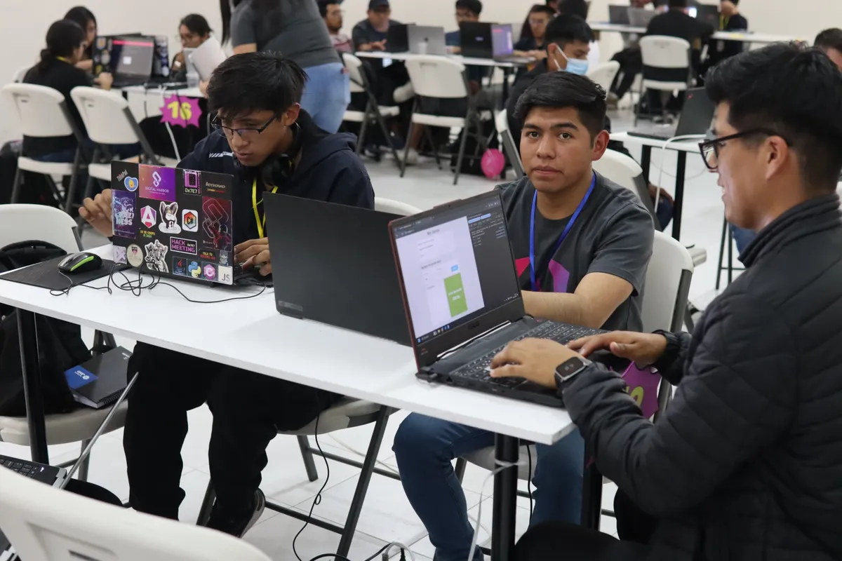 David Morales Vega promoviendo intercambio de experiencias entre participantes NgShe