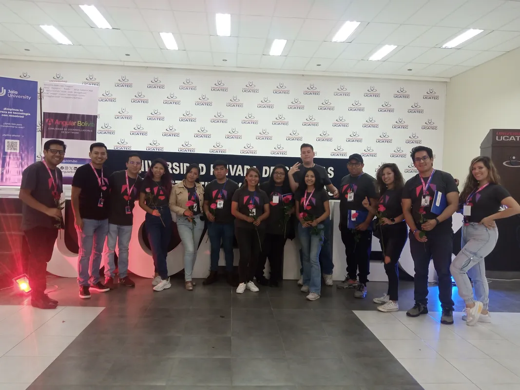 David Morales Vega con sonrisas y entusiasmo en el evento tech femenino Bolivia