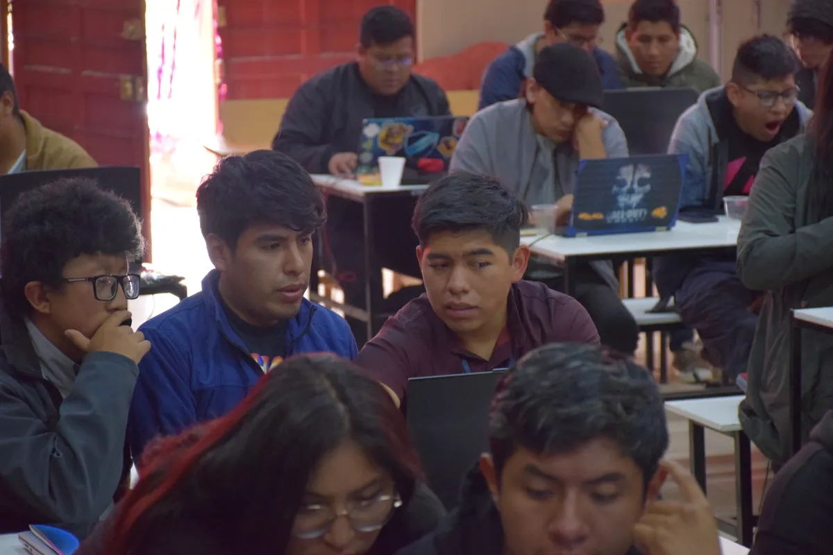 David Morales Vega con comunidad de desarrolladores Angular reunida en Oruro Bolivia