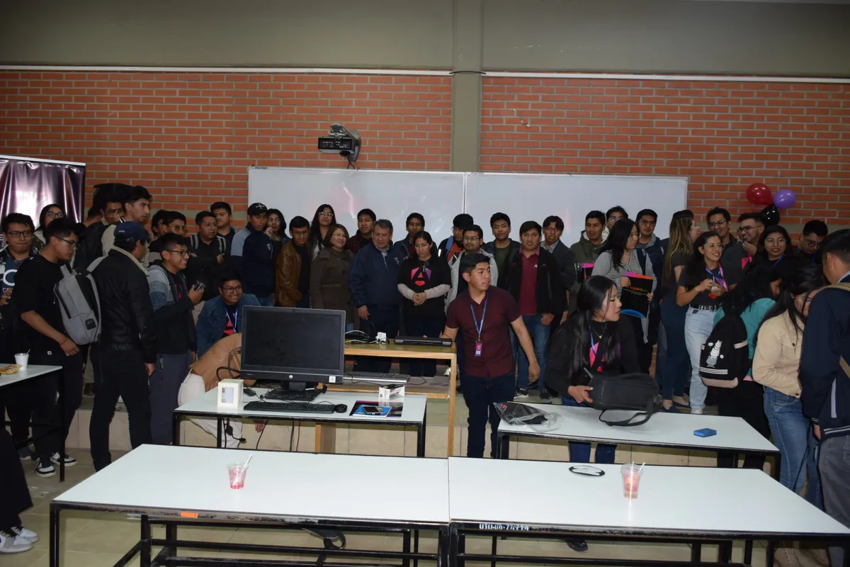 David Morales Vega facilitando networking entre desarrolladores frontend de Bolivia