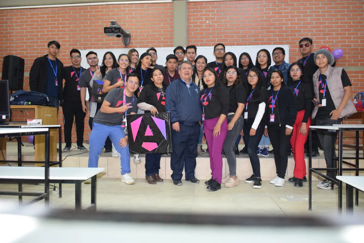 David Morales Vega entregando certificados del workshop oficial Angular Bolivia